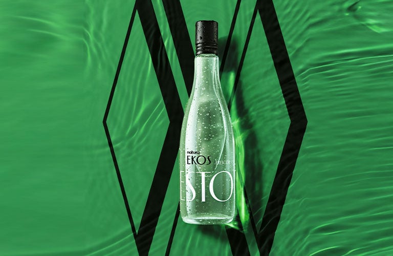 Ekos Frescor Estoraque sobre un fondo verde, haciendo parte de los perfumes black friday Natura